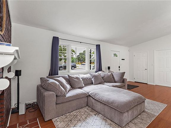 3rd image of 1016 Perth Ln