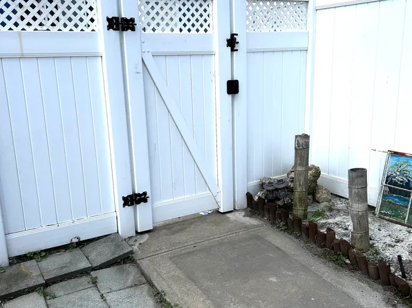 (undisclosed Address), Rockaway Park, NY 11694