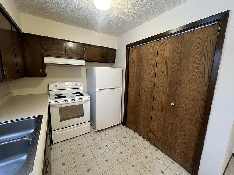 340 S Birchwood Dr #D — Photo 5