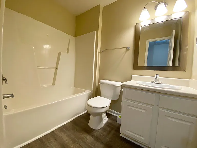 Bathroom 2 (full)