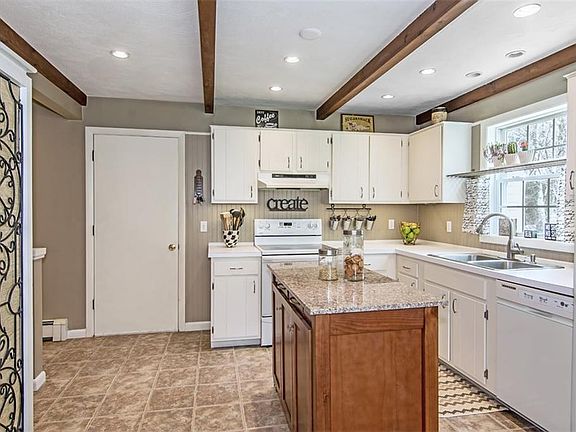 4th image of 40 Heritage Dr