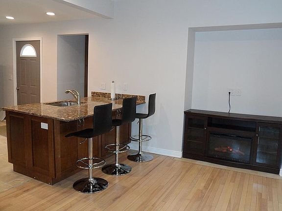 Eat-In Kitchen Peninsula