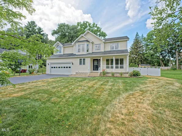 33 Cindy Lane, Halfmoon, NY 12065