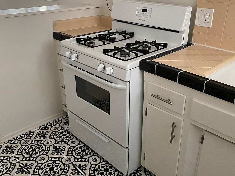 2nd image of 4650 Cahuenga Blvd #9