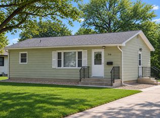 710 W 20th St, Cedar Falls, IA 50613