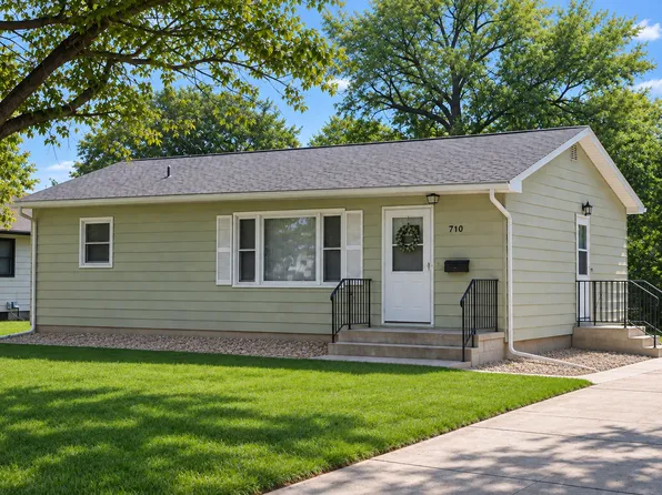 710 W 20th St, Cedar Falls, IA 50613