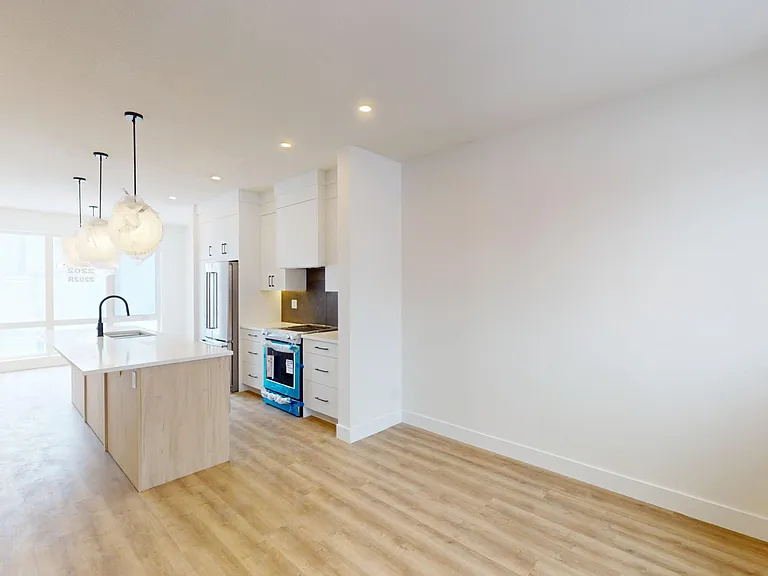 2202 35th St SW — Photo 2