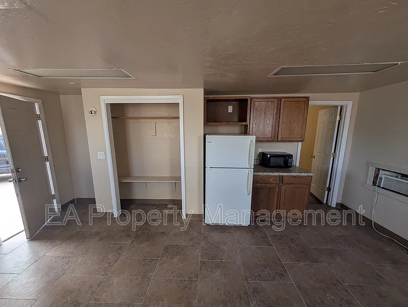Studio, 1.0 bath, 500 sqft, $700 — Photo 2