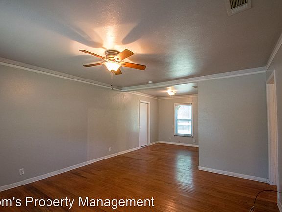 3rd image of 132 Oak Dr W