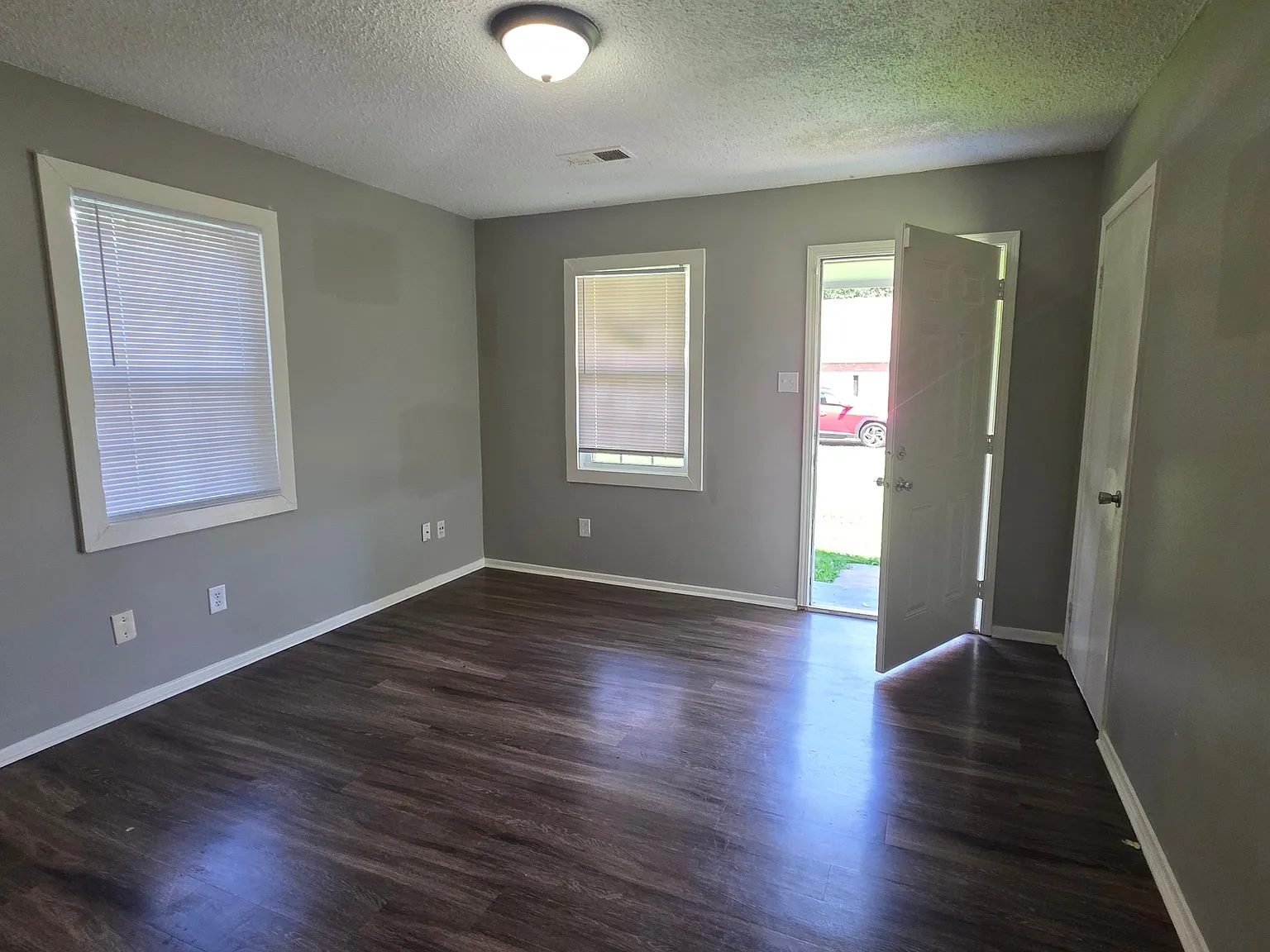Cozy 3-Bedroom Home with Open Dining Area — Photo 4