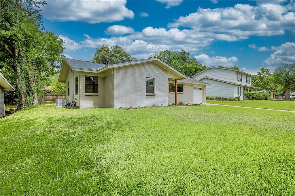 3 bed, 1.5 bath, 1202 sqft, $2,775 — Photo 2
