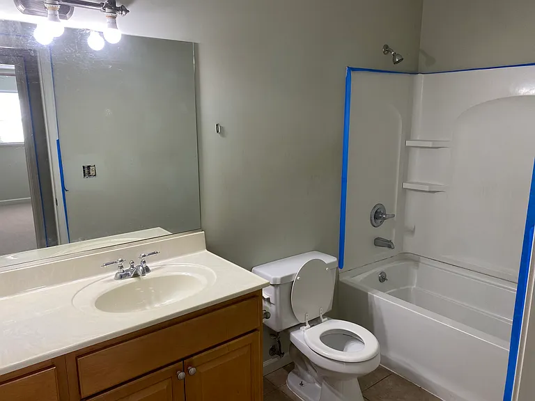 504 Colony Grv #A — Photo 4