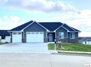 939 Rylee Ct, Peosta, IA 52068