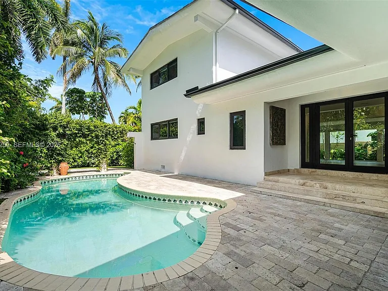 7810 Beachview Dr — Photo 1