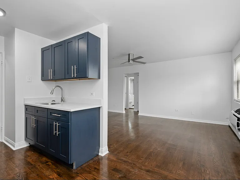 8039 S King Dr — Photo 3