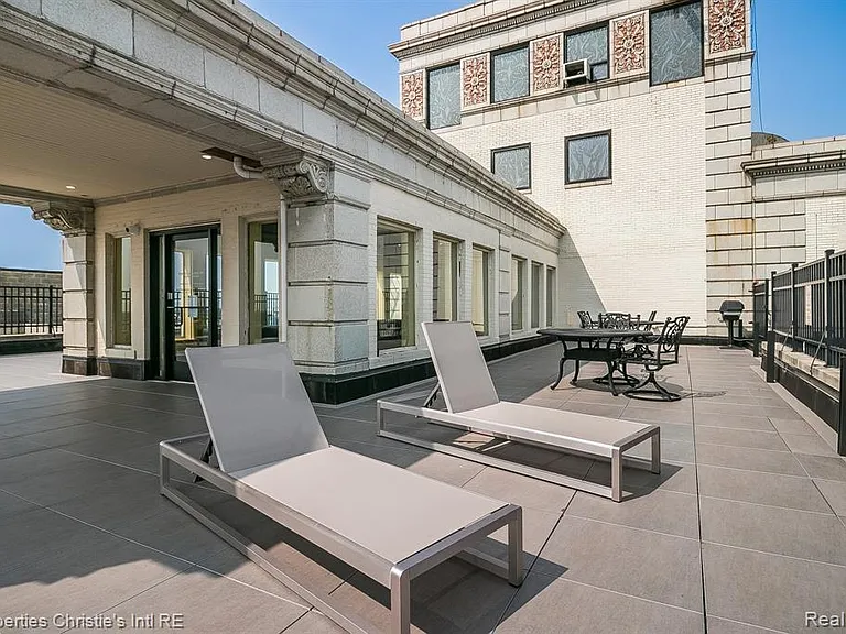 15 E Kirby St #829 — Photo 34