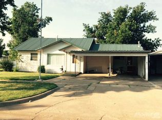 308 Avenue H SE, Childress, TX 79201