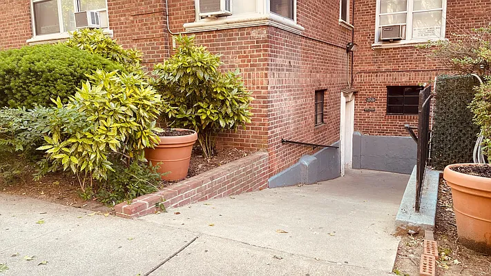 Sold by Winzone Realty Inc | media 14