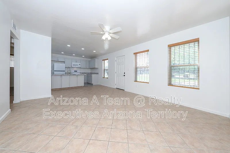 2 bed, 1.0 bath, 837 sqft, $1,350 — Photo 3