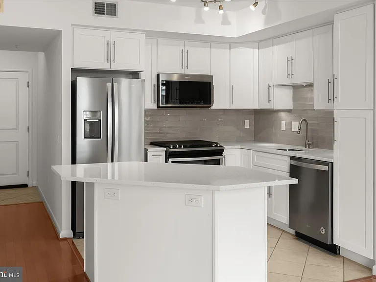 1021 Garfield St #905 — Photo 10