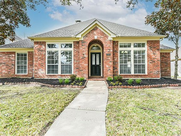 Charming 1-story home nestled in the established neighborhood of Cinco Ranch Meadow Place in Fort Bend County, Texas.
