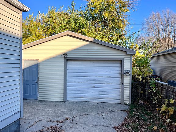 4th image of 27120 Groveland St