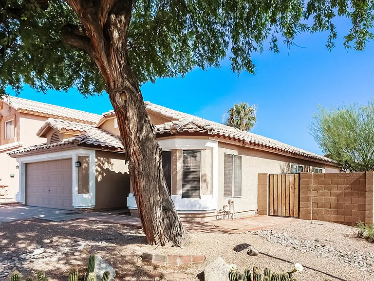 2310 E Morrow Dr — Photo 3
