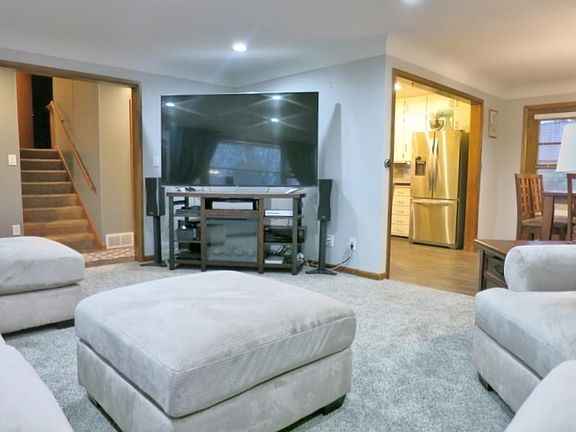5th image of 561 Prospect St