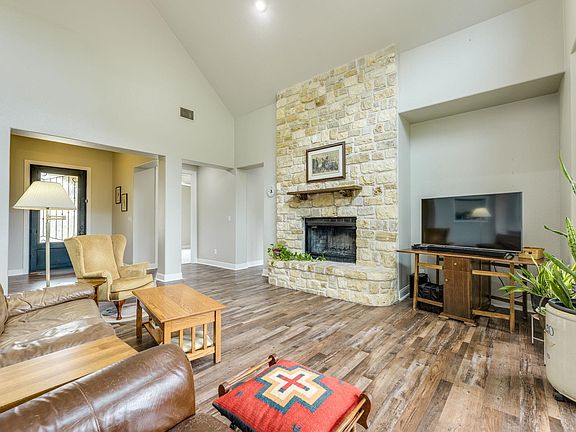 4th image of 402 Woodland Park Dr