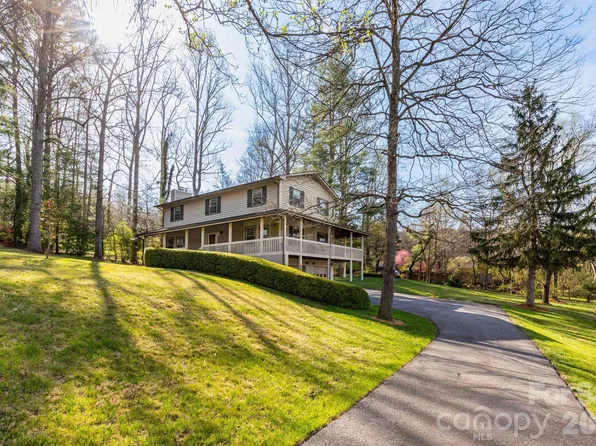 121 Churchill Downs Dr, Fairview, NC 28730