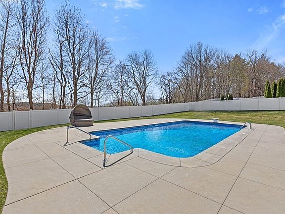 5th image of 3 Saratoga Ln