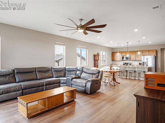 3rd image of 9847 Beckham St