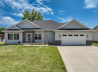 975 Wolf Ridge Rd, Hiawatha, IA 52233