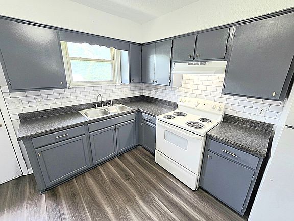 4th image of 3728 Village Trl