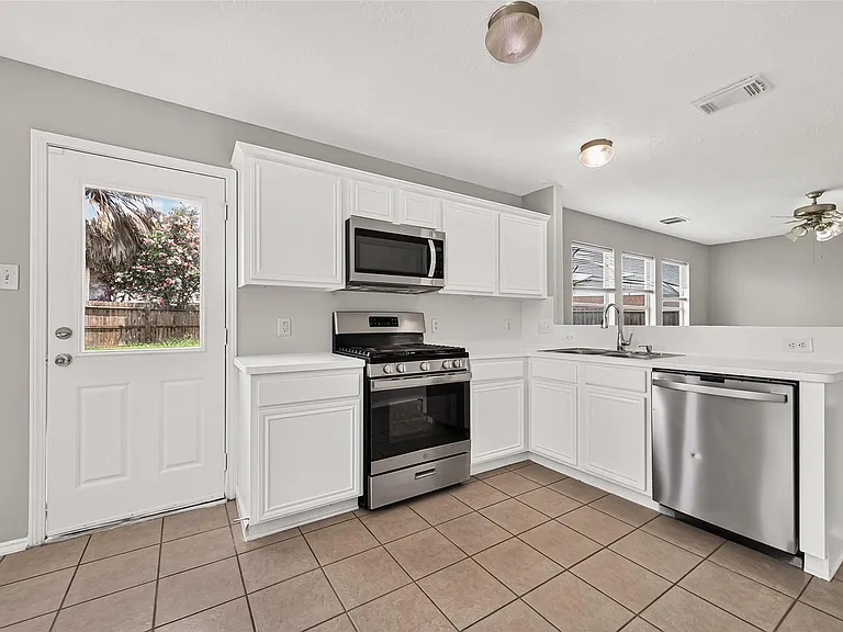 19451 Nasworthy Dr — Photo 16