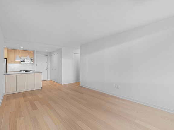 5th image of 1 Columbus Pl APT N14l