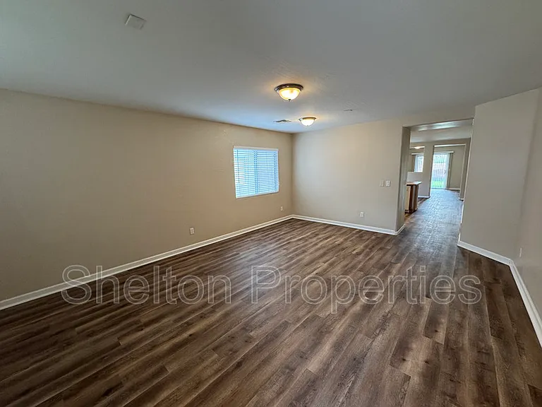 10153 N 115th Dr — Photo 4