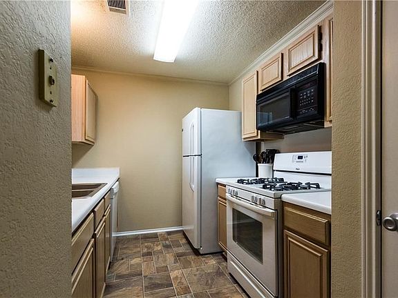 5th image of 1338 Creekview Dr