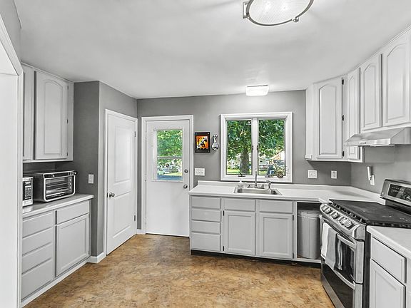 3rd image of 529 W Cook St