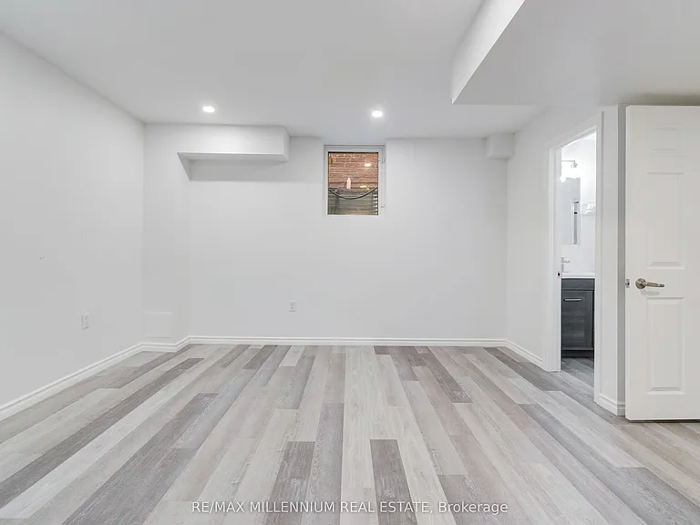 481 Bessborough Dr — Photo 13