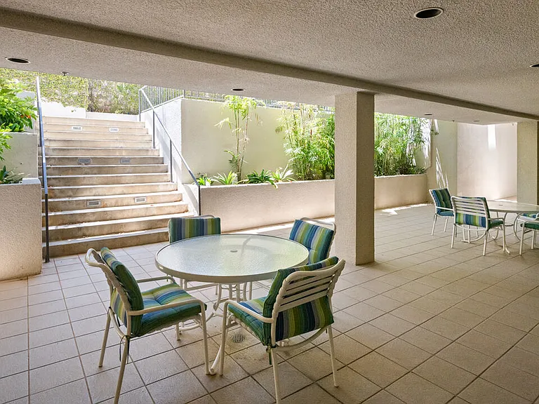 575 S Barrington Ave #305 — Photo 32