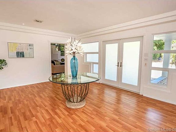 4th image of 1042 S Southlake Dr