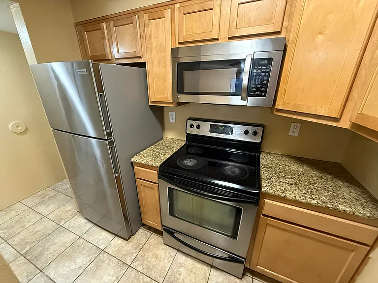 931 N Euclid Ave #216 — Photo 4