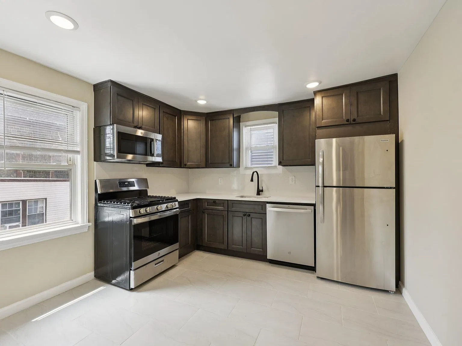 2 bed, 1.0 bath, 900 sqft, $2,600 — Photo 2