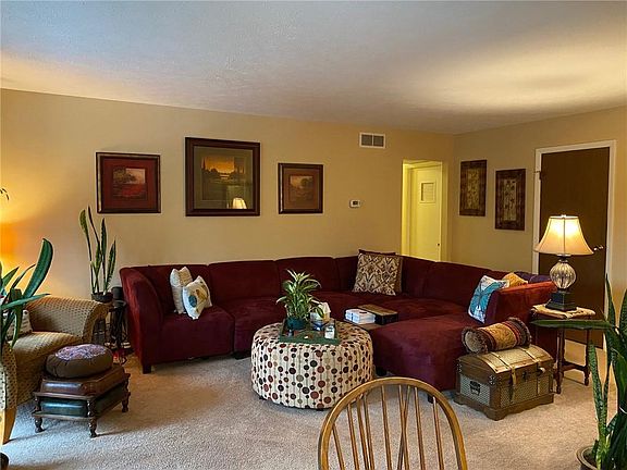 4th image of 19 Wood Creek Dr