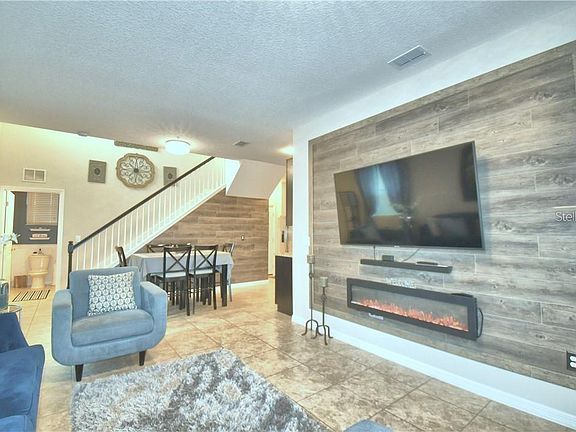 4th image of 2412R Seven Oaks Dr
