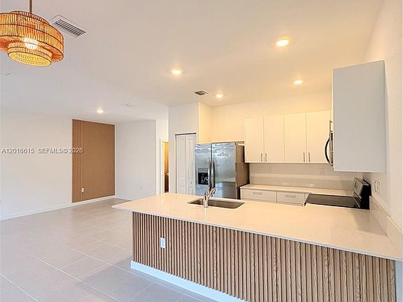5th image of 663 SE 13th Street Cir