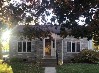 1517 Division St, New London, WI 54961