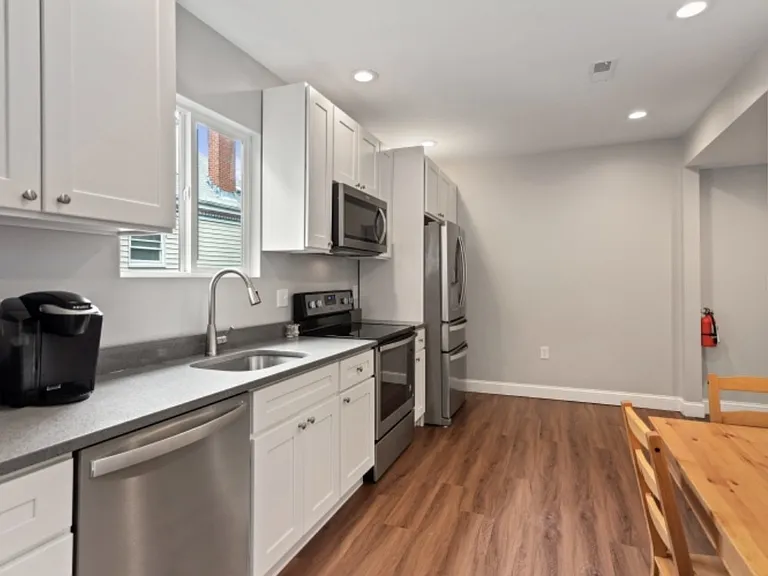 7 Abbotsford St #2 — Photo 2
