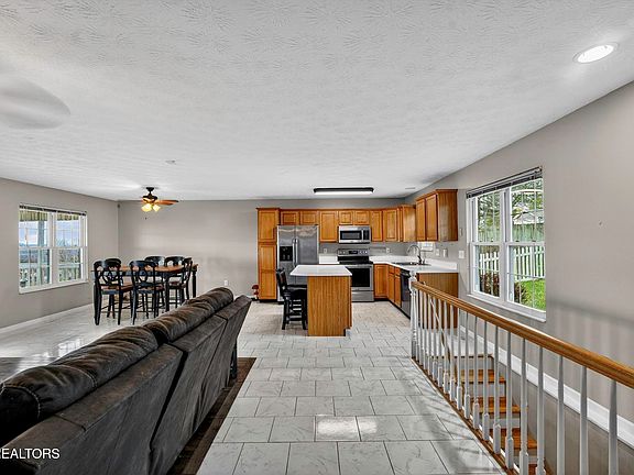 3rd image of 477 Klondike Cir